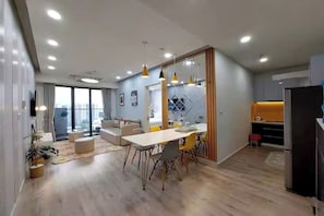 皇家套房, 1 间卧室, 可进入俱乐部酒廊, 城市景观 | 埃及棉床单、高档床上用品、羽绒被、Select Comfort 床