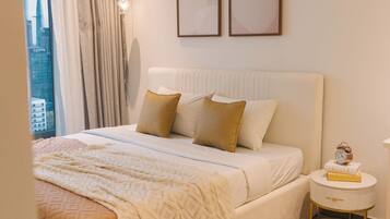 Suite Royal, 1 habitación, con acceso al salón lounge del club, vista a la ciudad | Sábanas de algodón egipcio, ropa de cama de alta calidad y edredón