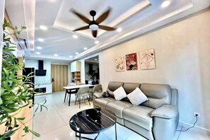 Suite Presidensial, 2 kamar tidur, Akses Club Lounge, pemandangan kota | Seprai katun Mesir, seprai premium, dan selimut bulu angsa