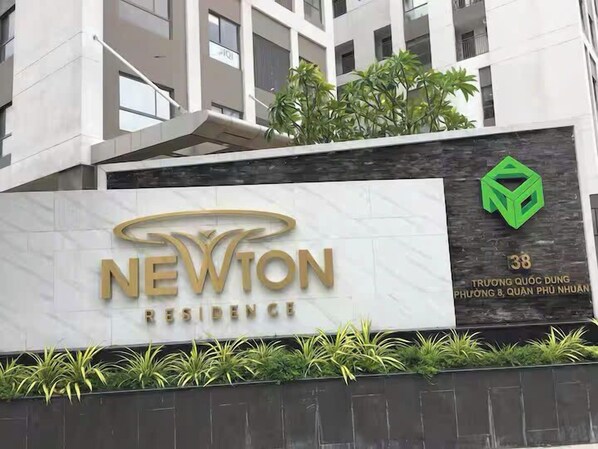 Vista frontal de la propiedad