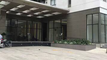 Vista frontal de la propiedad