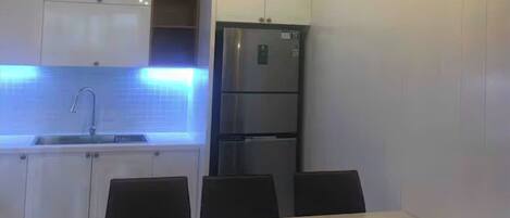 Familien-Suite, 3 Schlafzimmer, Zutritt zur Club Lounge, Stadtblick | Eigene Küche | Großer Kühlschrank, Mikrowelle, Ofen, Herdplatte