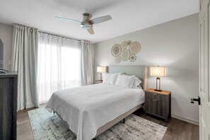 3 bedrooms, iron/ironing board, travel cot, WiFi - Relax & Recharge at Lake Conroe ★ Lone Star Lakehouse ★ 3BR/3BA Townhome (Montgomery)