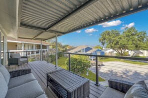 Terrace/patio - Relax & Recharge at Lake Conroe ★ Lone Star Lakehouse ★ 3BR/3BA Townhome (Montgomery)