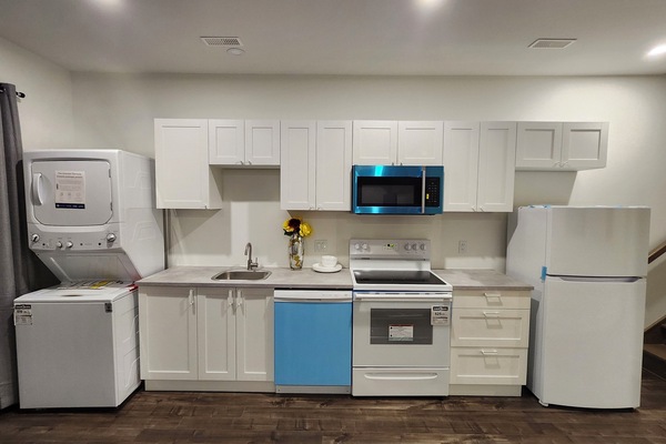 Kjøleskap, mikrobølgeovn, ovn og kokeplater