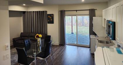 Cozy, Private Entrance, Full Kitchen, Free Parking and Peaceful Neighborhood