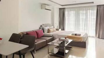 Grand Suite, 1 Bedroom, Club lounge access, City View | Egyptian cotton sheets, premium bedding, down duvets