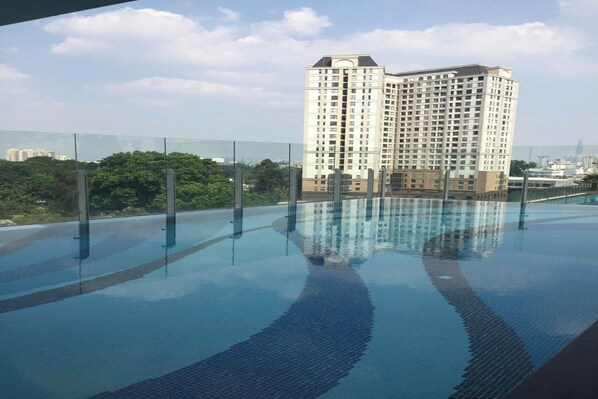 Outdoor pool - Tan Son Nhat Airport Kingston Residence (Phu Nhuan)