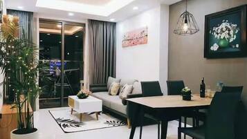 Suite presidencial, 2 habitaciones, con acceso al salón lounge del club, vista a la ciudad | Área de sala de estar | Smart TV de 65 pulgadas con canales por cable, chimenea y Netflix