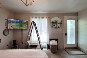 Desk, iron/ironing board, travel cot, WiFi - Rosewood Collective | House & Studio | Sleeps 11! (Medford)