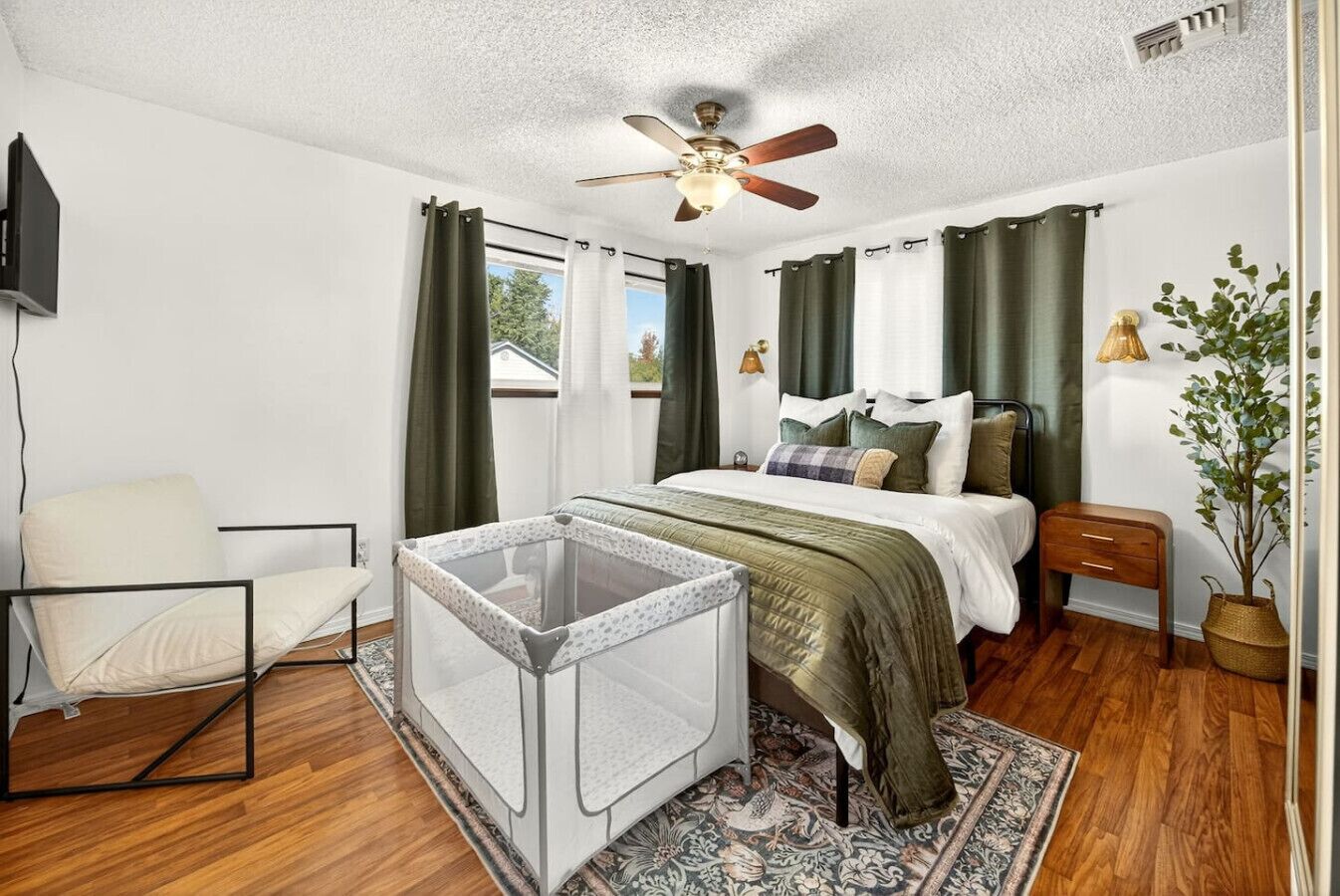 Skrivebord, strykejern/-brett, reiseseng for barn og wi-fi