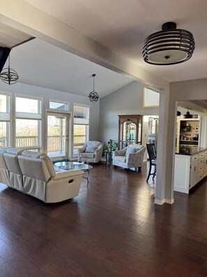 Smart TV, fireplace, books - Lovely 5-bedroom country house in cool Little Flock with AC (Little Flock)