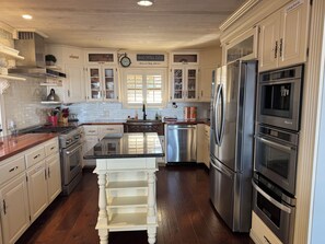 Fridge, microwave, oven, stovetop - Lovely 5-bedroom country house in cool Little Flock with AC (Little Flock)