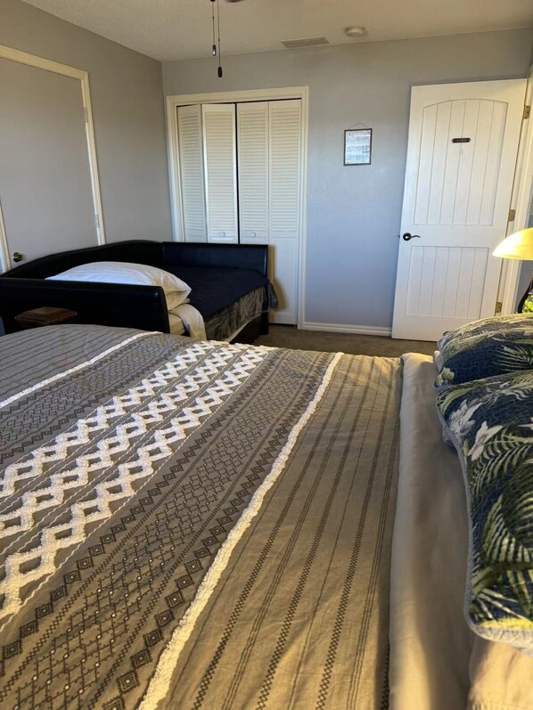 A bedroom with two beds, a wardrobe, and a door. - Lovely 5-bedroom country house in cool Little Flock with AC (Little Flock)