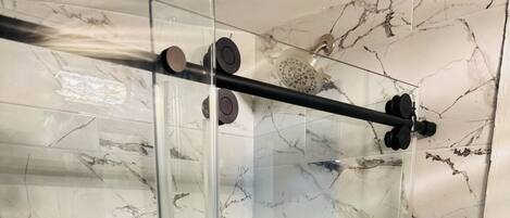 Toallas, jabón, papel de baño