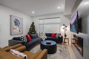 Een televisie, een open haard en een kantoor