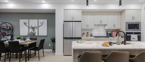 Kühlschrank, Mikrowelle, Ofen, Herdplatte