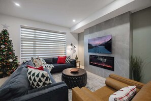 Een televisie, een open haard en een kantoor