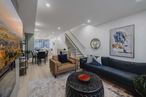 テレビ、暖炉、書斎 / ワークスペース