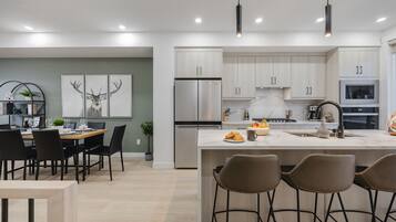 Réfrigérateur, four à micro-ondes, un four, surface de cuisson