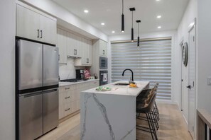 Geladeira, micro-ondas, fogão, cooktop