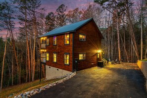 Exterior - Brand New Modern Cabin-Hot Tub-Fire Pit-Game Room-Central Location (Sevierville)