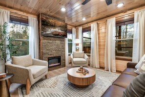 Smart TV, fireplace, video games - Brand New Modern Cabin-Hot Tub-Fire Pit-Game Room-Central Location (Sevierville)