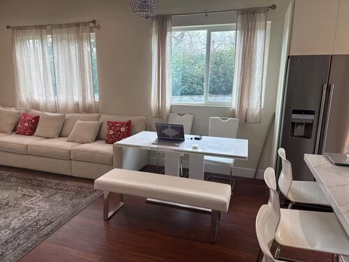 2 BR 2 Bath home close to Downtown, 2.3 miles to BART 40 minutes drive to SFO