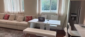2 BR 2 Bath home close to Downtown, 2.3 miles to BART 40 minutes drive to SFO