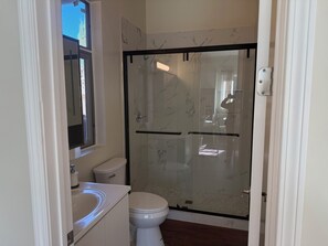 Dusche, Haartrockner, Handtücher, Seife