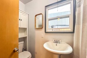 Bathroom - Farewell Portland (Portland)