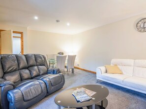 TV - Pitgaveny Apartment by Interhome (Lossiemouth)