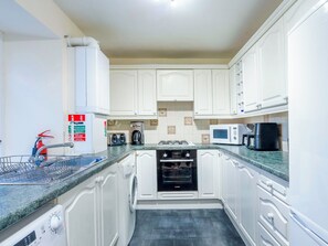 Kühlschrank, Ofen, Kochgeschirr/Geschirr/Besteck