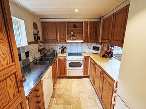 ثلاجة، ميكروويف، فرن، غسالة أطباق