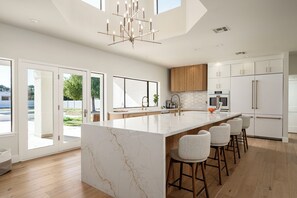 Fridge, microwave, oven, stovetop - The Tiercel – 20-Person Spa, Heated Salt Pool, Pickleball, 2025 Renovation (Scottsdale)