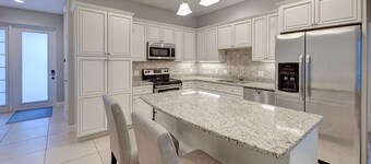 Quiet and Relaxing 3 Bed House With Pool in Sarasota Close to Siesta Key Beach