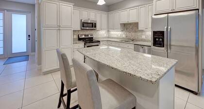 Quiet and Relaxing 3 Bed House With Pool in Sarasota Close to Siesta Key Beach