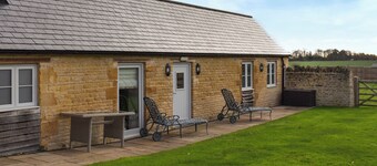 2 bedroom accommodation in Thornhaugh, near Stamford
