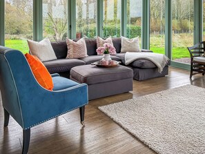 TV, fireplace - Smallbrook cottage - UK50922 (Sailsbury)