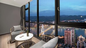Standard Double Room, River View | Premium bedding, desk, laptop workspace, blackout curtains - Chongqing Lingdu Gaokong Jiangjing Hotel (Chongqing)