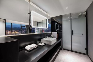 Phòng đôi phong cách lãng mạn, quang cảnh sông | Phòng tắm | Máy sấy tóc, dép đi trong nhà, khăn tắm, xà phòng 