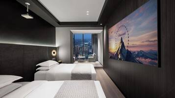 Une chambre d’hôtel moderne, dotée d’un grand lit, d’un bureau et offrant une vue sur le paysage urbain grâce à de grandes fenêtres.