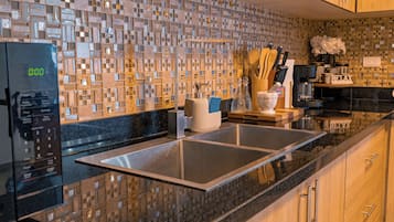 Wasserkocher mit Kaffee-/Teezubehör, Kühlschrank, Mikrowelle, Ofen