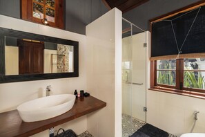 Shower, hair dryer, towels, soap - Garfield Bungalow by TONIK (Haputale)