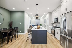 冷蔵庫、電子レンジ、オーブン、コンロ