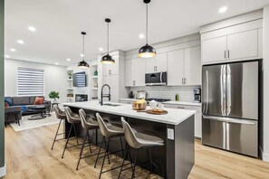 Réfrigérateur, four à micro-ondes, un four, surface de cuisson