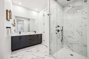 Shower, hair dryer - Free Parking • 3 King Beds • Desk• AC • Primary TV (Calgary)