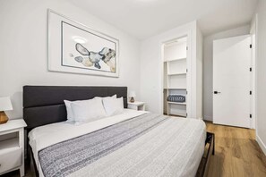 Tabla de planchar con plancha, cuna de viaje, wifi y ropa de cama 