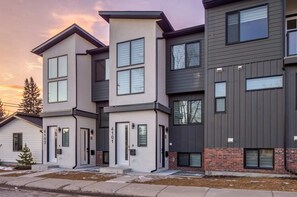 Exterior - Free Parking • 3 King Beds • Desk• AC • Primary TV (Calgary)