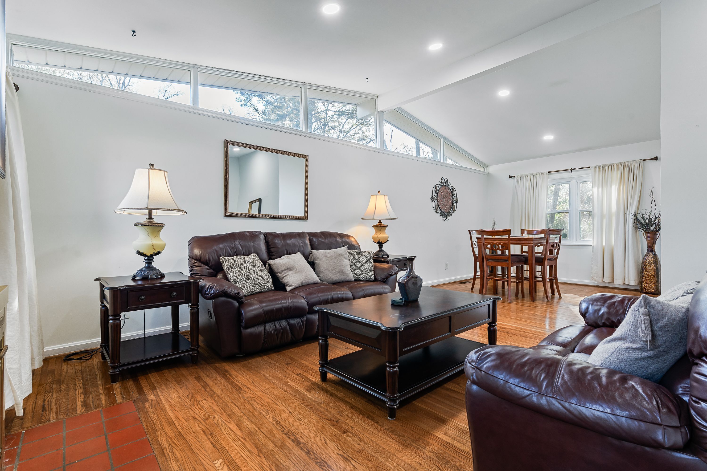 Televisión y chimenea 